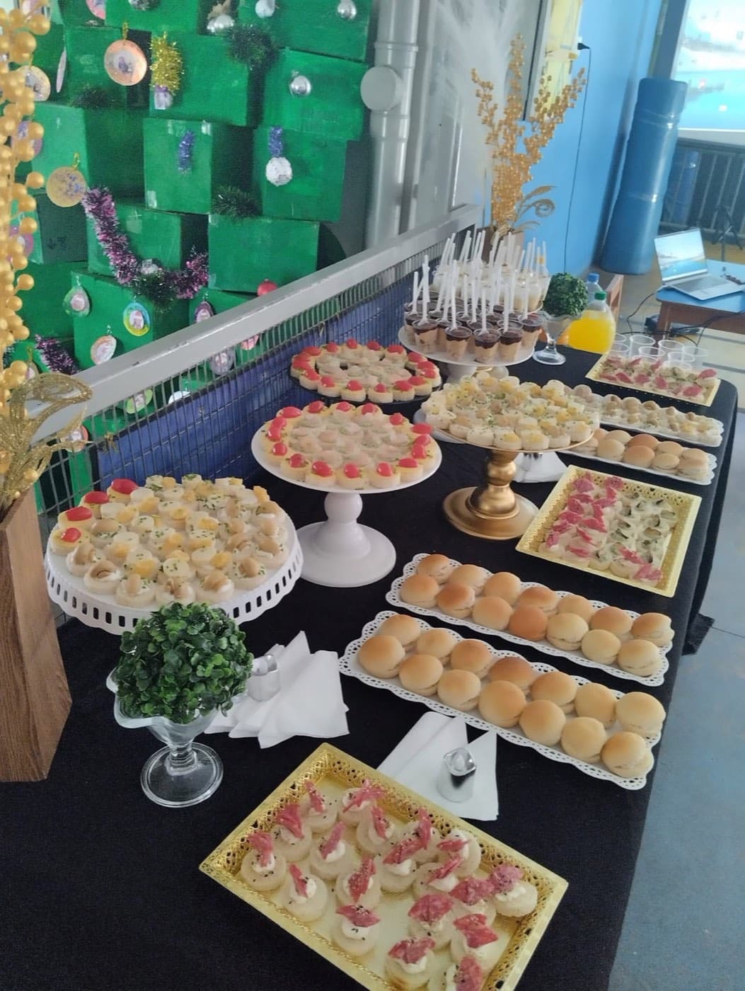 Mesa de coctelería con canapés, tapaditos y shots de postre