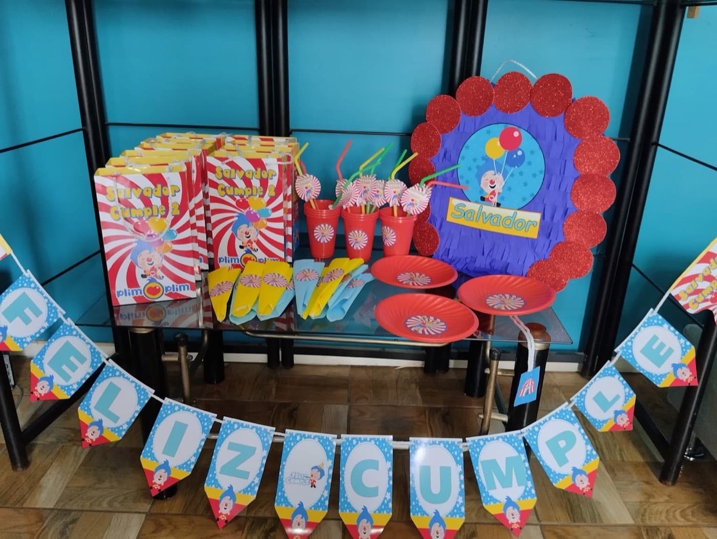 Cotillón personalizado de Plim Plim con bolsas, vasos y piñata
