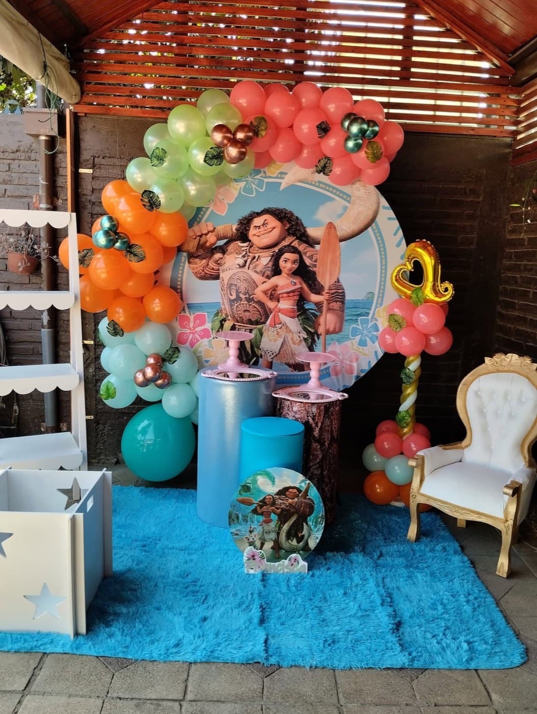 Montaje temático de Moana con backdrop y decoración